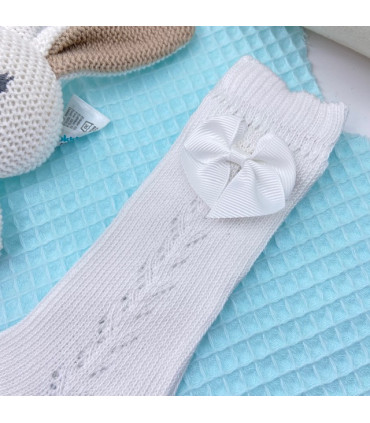 Calcetín Largo Lazo Blanco  Primavera-Verano  Calcetín largo bebé con calado y lazo en tono