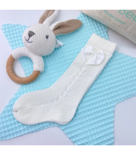 Calcetín Largo Con Lazo Marfil  Primavera-Verano  Calcetín largo bebé con calado y lazo en