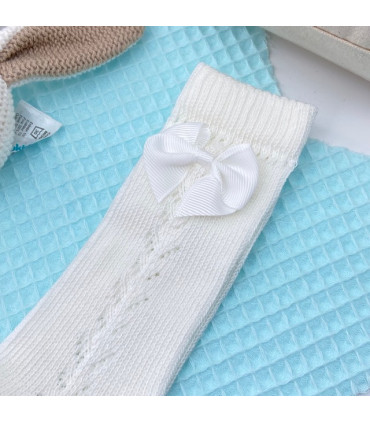 Calcetín Largo Con Lazo Marfil  Primavera-Verano  Calcetín largo bebé con calado y lazo en