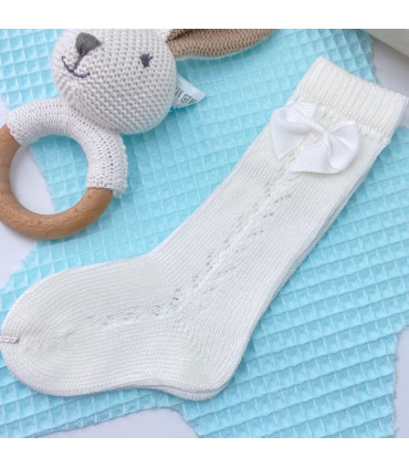Calcetín Largo Con Lazo Marfil  Primavera-Verano  Calcetín largo bebé con calado y lazo en
