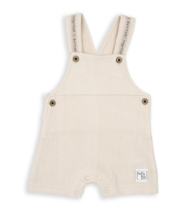 Peto Corto Beige Bebé Niño  Inicio  Peto corto para bebé niño en tono beig, confeccionado en