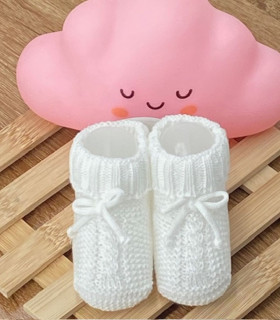 Patucos Trenzas Lazo Blanco  Inicio  Patucos para bebé recién nacido confeccionados en hilo