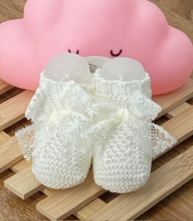 Patucos Lazo Puntilla Crudo  Inicio  Patucos para bebé recién nacido confeccionados en hilo