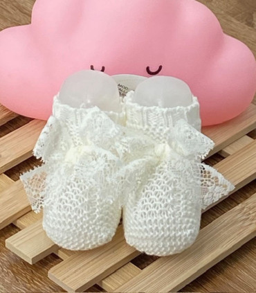 Patucos Lazo Puntilla Crudo  Inicio  Patucos para bebé recién nacido confeccionados en hilo